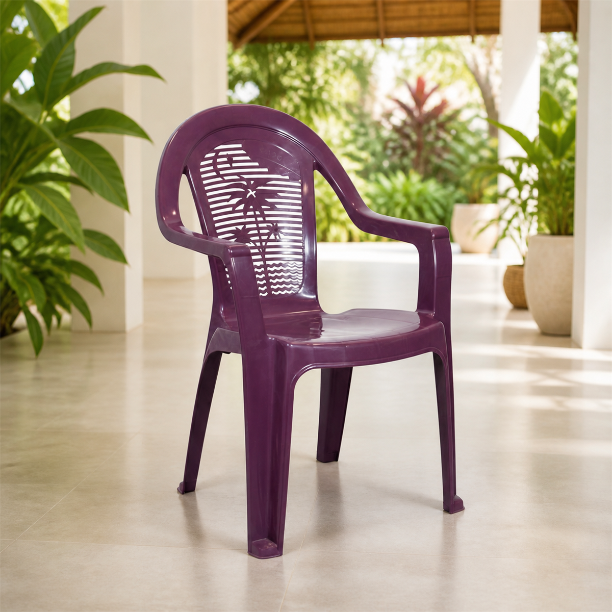 Cadeira plástica Corbã em varanda tropical
